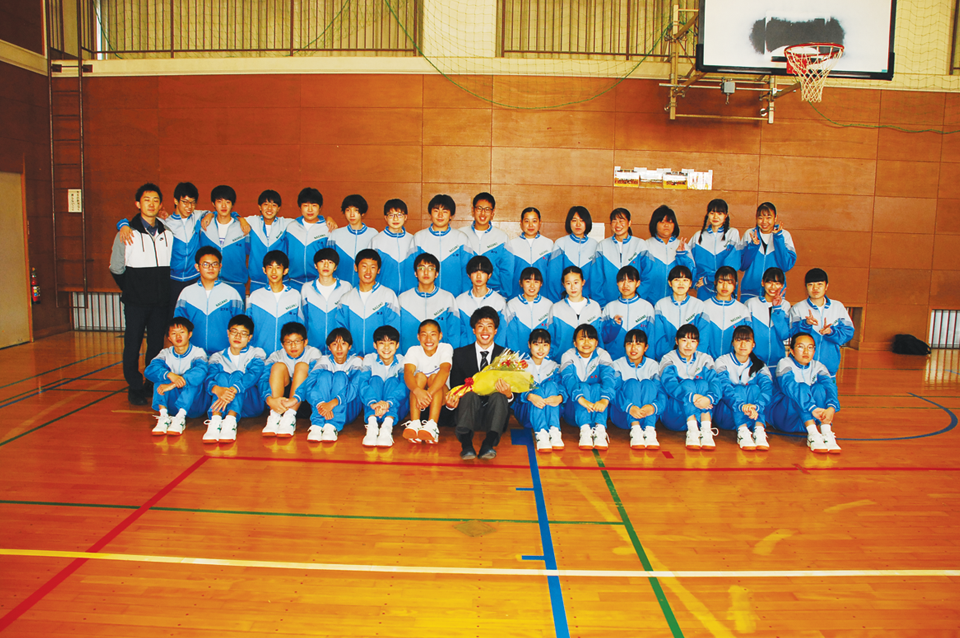 五十幡亮汰さん行田市立長野中学校で後輩との記念撮影